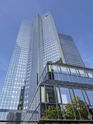 Die Zwillingstürme der Deutschen Bank in Frankfurt am Main sind ein markanter Teil der Skyline und dienen als Hauptsitz des Unternehmens Deutsche Bank s twin towers in Frankfurt am Main are a distinctive part of the skyline and serve as the company s headquarters Copyright: imageBROKER IngridxRuch ibxiqx17839424.jpg