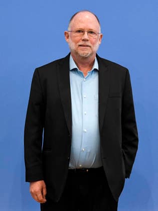 ABB BPK- Prof. Dr. Tobias Debiel, Institut für Entwicklung und Frieden (INEF) der Universität Duisburg-Essen Thema Bericht Vorstellung Friedensgutachten 2026 Die neuen Warlords. Gewaltdynamiken einhegen auf der BPK Bundespressekonferenz am 08.06.2026 in Berlin Berlin Deutschland *** ABB BPK Prof Dr Tobias Debiel, Institute for Development and Peace INEF of the University of Duisburg Essen Topic Report Presentation Peace Report 2026 The new warlords Contain the dynamics of violence at the BPK Federal Press Conference on 08 06 2026 in Berlin Berlin Germany
