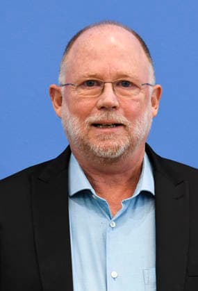 ABB BPK- Prof. Dr. Tobias Debiel, Institut für Entwicklung und Frieden (INEF) der Universität Duisburg-Essen Thema Bericht Vorstellung Friedensgutachten 2026 Die neuen Warlords. Gewaltdynamiken einhegen auf der BPK Bundespressekonferenz am 08.06.2026 in Berlin Berlin Deutschland *** ABB BPK Prof Dr Tobias Debiel, Institute for Development and Peace INEF of the University of Duisburg Essen Topic Report Presentation Peace Report 2026 The new warlords Contain the dynamics of violence at the BPK Federal Press Conference on 08 06 2026 in Berlin Berlin Germany