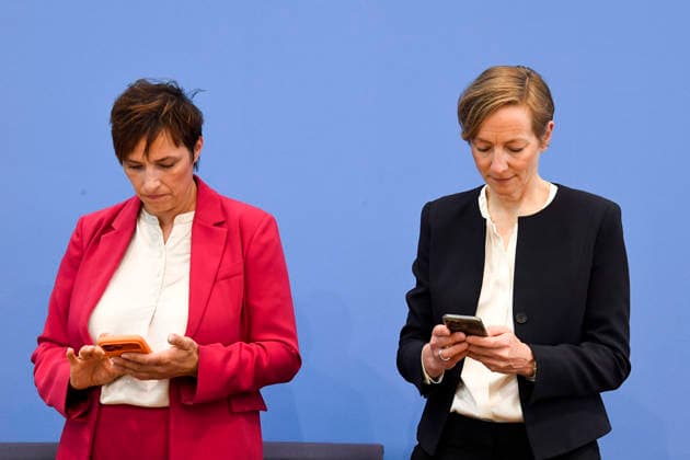 ABB BPK- Prof. Dr. Ursula Schroeder, Institut für Friedensforschung und Sicherheitspolitik an der Universität Hamburg (IFSH) Prof. Dr. Nicole Deitelhoff, PRIF Leibniz-Institut für Friedens- und Konfliktforschung Thema Bericht Vorstellung Friedensgutachten 2026 Die neuen Warlords. Gewaltdynamiken einhegen auf der BPK Bundespressekonferenz am 08.06.2026 in Berlin Berlin Deutschland *** ABB BPK Prof Dr Ursula Schroeder, Institute for Peace Research and Security Policy at the University of Hamburg IFSH Prof Dr Nicole Deitelhoff, PRIF Leibniz Institute for Peace and Conflict Research Topic Report Presentation Peace Report 2026 The New Warlords Contain Violence Dynamics at the BPK Federal Press Conference on 08 06 2026 in Berlin Berlin Ger