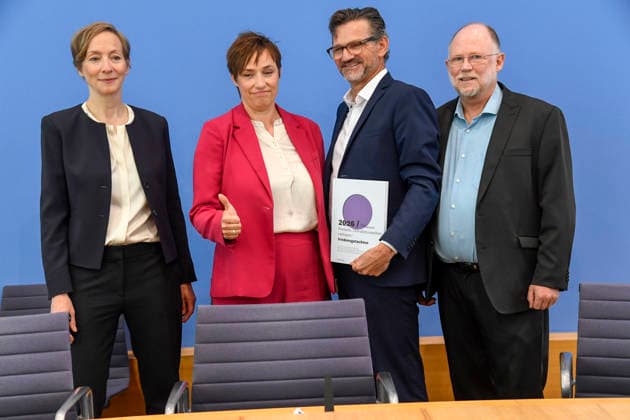 ABB BPK- Prof. Dr. Ursula Schroeder, Institut für Friedensforschung und Sicherheitspolitik an der Universität Hamburg (IFSH) Prof. Dr. Nicole Deitelhoff, PRIF Leibniz-Institut für Friedens- und KonfliktforschungProf. Dr. Conrad Schetter, Bonn International Centre for Conflict Studies (bicc) Prof. Dr. Tobias Debiel, Institut für Entwicklung und Frieden (INEF) der Universität Duisburg-Essen Thema Bericht Vorstellung Friedensgutachten 2026 Die neuen Warlords. Gewaltdynamiken einhegen auf der BPK Bundespressekonferenz am 08.06.2026 in Berlin Berlin Deutschland *** ABB BPK Prof Dr Ursula Schroeder, Institute for Peace Research and Security Policy at the University of Hamburg IFSH Prof Dr Nicole Deitelhoff, PRIF Leibniz Institute for Pea