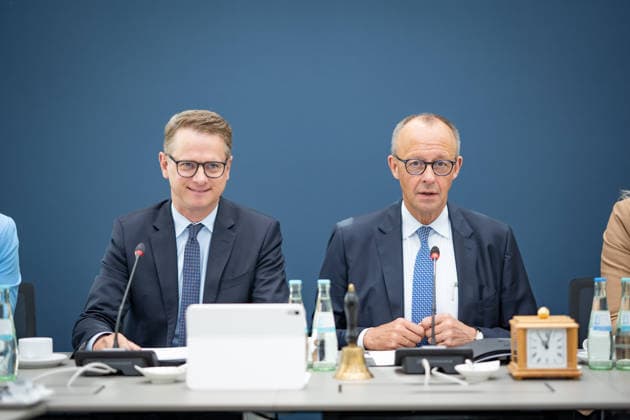 Carsten Linnemann, CDU-Generalsekretär, Friedrich Merz, CDU-Vorsitzender und Bundeskanzler (von links) zu Beginn der Bundesvorstandssitzung;CDU Bundesvorstand und Gremiensitzungen am 08.06.2026, Berlin Berlin Deutschland Konrad-Adenauer-Haus, Bundespart *** Carsten Linnemann, CDU Secretary General, Friedrich Merz, CDU Chairman and Federal Chancellor from left at the beginning of the Federal Executive Committee meeting CDU Federal Executive Committee and committee meetings on 08 06 2026, Berlin Berlin Germany Konrad Adenauer Haus, Bundespart