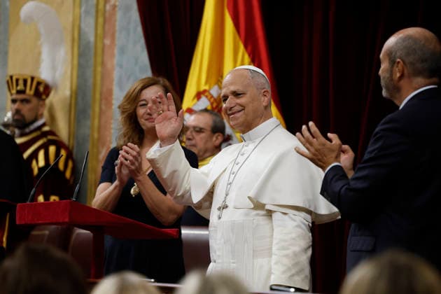 Pope Leo XIV (2R) acknowledges the applauses at the Lower House in Madrid, Spain, following his speech, 08 June 2026, as part of his week long visit to Spain. Pope visits Spanish Lower House !ACHTUNG: NUR REDAKTIONELLE NUTZUNG!  Copyright: xJ.J.xGuillénx GRAF4241 20260608-55020533194_1