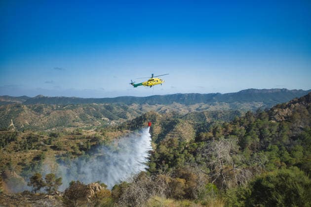 Firefighting helicopter drops water on a mountain wildfire Murcia, Region of Murcia, Spain R_CCZG260606-2046781-01 EDITORIAL USE ONLY
