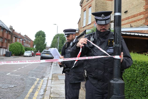 June 8, 2026, London, London, UK: London, UK. Police officers at the scene of a murder in North Finchley, London. Detectives have launched a murder investigation following the death of a 19 year old woman. London UK  - ZUMAl94_ 20260608_zaf_l94_009 Copyright: xJacquelinexLawriex