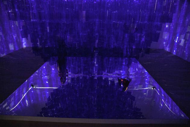 Julio Le Parc Press View at TATE Modern, London, UK - 8 June 2026 A staff member views Blue Sphere, 2001 2022 by Julio Le Parc as part of The Julio Le Parc Press View which runs from 11th June 2026 to 3rd May 2027 at TATE Modern, London, England, UK on Monday 8 June, 2026., Credit:Justin Ng Avalon UK, England, London, TATE Modern  Copyright: xJustinxNgx xAvalonx 1108882052