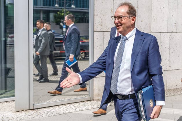 Bundesvorstandssitzung der CDU Innenminister Alexander Dobrindt vor der Bundesvorstandssitzung der CDU am 8.06.2026 in Berlin. Berlin Deutschland *** Federal Executive Committee Meeting of the CDU Interior Minister Alexander Dobrindt before the Federal Executive Committee Meeting of the CDU on 8 06 2026 in Berlin Berlin Germany