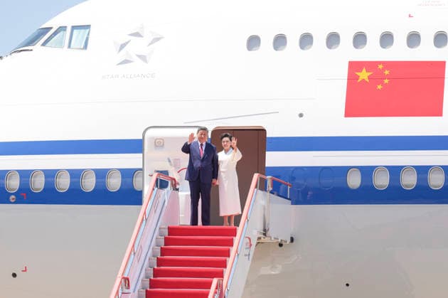 (260608) -- PYONGYANG, June 8, 2026 -- Xi Jinping, general secretary of the Communist Party of China Central Committee and Chinese president, and his wife, Peng Liyuan, step out of the airplane cabin upon arrival in Pyongyang, the Democratic People s Republic of Korea (DPRK), on June 8, 2026. Xi arrived in Pyongyang on Monday for a state visit to the DPRK. ) DPRK-PYONGYANG-CHINA-XI JINPING-STATE VISIT-ARRIVAL LixYan 