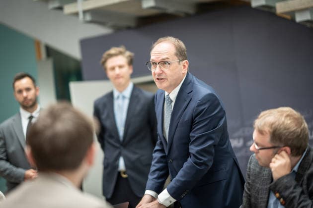 Bundesinnenminister Alexander Dobrindt führt nach der Bundesvorstandssitzung ein Hintergrundgespräch mit den anwesenden Journalisten;CDU Bundesvorstand und Gremiensitzungen am 08.06.2026, Berlin Berlin Deutschland Konrad-Adenauer-Haus, Bundespart *** Federal Minister of the Interior Alexander Dobrindt holds a background discussion with the journalists present after the Federal Executive Committee meeting CDU Federal Executive Committee and committee meetings on 08 06 2026, Berlin Berlin Germany Konrad Adenauer Haus, Bundespart