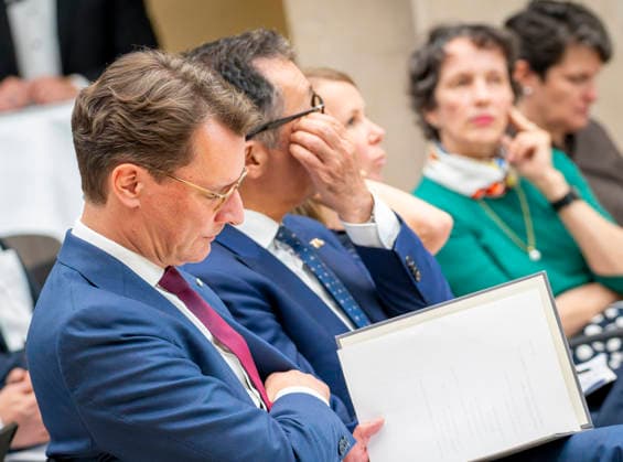 Hendrik Wüst + Cem Özdemir beim BMDS EUR, Deutschland, Berlin, 08.06.2026: Veranstaltung des BMDS zu 1 Jahr Staatsmodernisierung mit Wirkung in der Berlin-Brandenburgischen Akademie der Wissenschaften. Zu Gast: Hendrik Wüst, Ministerpräsident des Landes Nordrhein-Westfalen, und Cem Özdemir, Ministerpräsident des Landes Baden-Württemberg. *** Hendrik Wüst Cem Özdemir at the BMDS EUR, Germany, Berlin, 08 06 2026 BMDS event on 1 year of state modernization with impact at the Berlin Brandenburg Academy of Sciences Guest Hendrik Wüst, Minister President of North Rhine-Westphalia, and Cem Özdemir, Minister President of Baden Württemberg