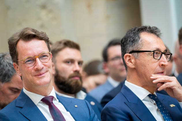 Hendrik Wüst + Cem Özdemir beim BMDS EUR, Deutschland, Berlin, 08.06.2026: Veranstaltung des BMDS zu 1 Jahr Staatsmodernisierung mit Wirkung in der Berlin-Brandenburgischen Akademie der Wissenschaften. Zu Gast: Hendrik Wüst, Ministerpräsident des Landes Nordrhein-Westfalen, und Cem Özdemir, Ministerpräsident des Landes Baden-Württemberg. *** Hendrik Wüst Cem Özdemir at the BMDS EUR, Germany, Berlin, 08 06 2026 BMDS event on 1 year of state modernization with impact at the Berlin Brandenburg Academy of Sciences Guest Hendrik Wüst, Minister President of North Rhine-Westphalia, and Cem Özdemir, Minister President of Baden Württemberg