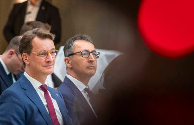 Hendrik Wüst + Cem Özdemir beim BMDS EUR, Deutschland, Berlin, 08.06.2026: Veranstaltung des BMDS zu 1 Jahr Staatsmodernisierung mit Wirkung in der Berlin-Brandenburgischen Akademie der Wissenschaften. Zu Gast: Hendrik Wüst, Ministerpräsident des Landes Nordrhein-Westfalen, und Cem Özdemir, Ministerpräsident des Landes Baden-Württemberg. *** Hendrik Wüst Cem Özdemir at the BMDS EUR, Germany, Berlin, 08 06 2026 BMDS event on 1 year of state modernization with impact at the Berlin Brandenburg Academy of Sciences Guest Hendrik Wüst, Minister President of North Rhine-Westphalia, and Cem Özdemir, Minister President of Baden Württemberg