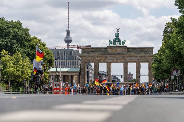 Regierungskritische Protestaktion 8.6.2026, Berlin. Grossdemonstration am Brandenburger Tor. Regierungskritische Protestaktion, die unter dem Namen 1MillionProjekt laeuft. Berlin Deutschland *** Protest action critical of the government 8 6 2026, Berlin Large demonstration at the Brandenburg Gate Protest action critical of the government that runs under the name 1MillionProject Berlin Germany