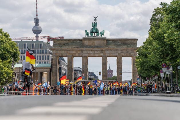 Regierungskritische Protestaktion 8.6.2026, Berlin. Grossdemonstration am Brandenburger Tor. Regierungskritische Protestaktion, die unter dem Namen 1MillionProjekt laeuft. Berlin Deutschland *** Protest action critical of the government 8 6 2026, Berlin Large demonstration at the Brandenburg Gate Protest action critical of the government that runs under the name 1MillionProject Berlin Germany