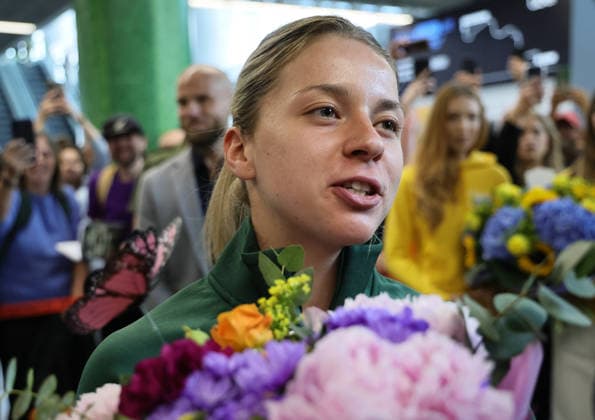 Maja Chwalinska - finalist of Roland Garros returns to Poland Photo: Anita Walczewska East News Polish tennis player Maja Chwalinska is greeted at the Chopin Airport on June 8, 2026 in Warsaw, Poland after returning from Paris. Chwalinska made world-wide headlines in the previous week after unexpectedly reaching the final of the Roland Garros - French Open tournament. She s the first female player who advanced to Roland Garros final after previously completing three-stage qualifiers. In the final she was beaten by Mirra Andreeva of Russia. EN_01678856_0003 