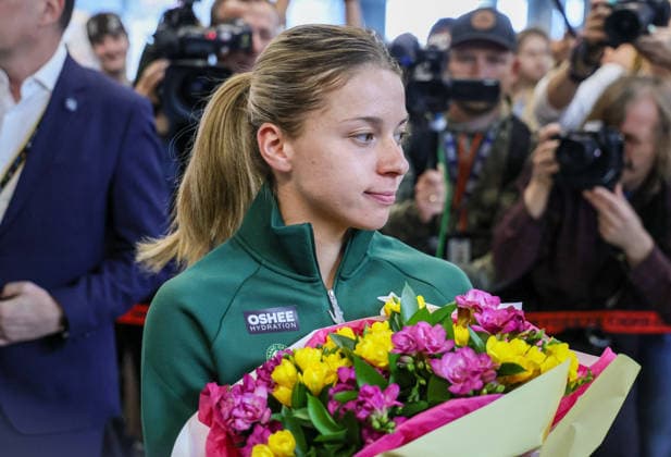 Maja Chwalinska - finalist of Roland Garros returns to Poland Photo: Anita Walczewska East News Polish tennis player Maja Chwalinska is greeted at the Chopin Airport on June 8, 2026 in Warsaw, Poland after returning from Paris. Chwalinska made world-wide headlines in the previous week after unexpectedly reaching the final of the Roland Garros - French Open tournament. She s the first female player who advanced to Roland Garros final after previously completing three-stage qualifiers. In the final she was beaten by Mirra Andreeva of Russia. EN_01678856_0006 