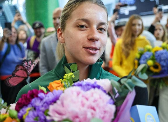 Maja Chwalinska - finalist of Roland Garros returns to Poland Photo: Anita Walczewska East News Polish tennis player Maja Chwalinska is greeted at the Chopin Airport on June 8, 2026 in Warsaw, Poland after returning from Paris. Chwalinska made world-wide headlines in the previous week after unexpectedly reaching the final of the Roland Garros - French Open tournament. She s the first female player who advanced to Roland Garros final after previously completing three-stage qualifiers. In the final she was beaten by Mirra Andreeva of Russia. EN_01678856_0008 