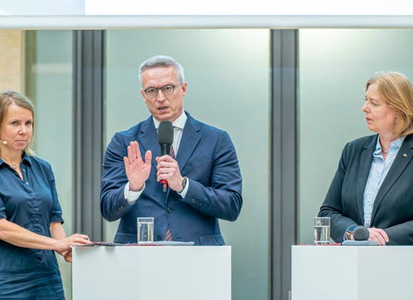 Karsten Wildberger beim BMDS EUR, Deutschland, Berlin, 08.06.2026: Keynote von Karsten Wildberger (CDU), Bundesminister für Digitalisierung und Staatsmodernisierung auf einer Veranstaltung des BMDS zu 1 Jahr Staatsmodernisierung mit Wirkung in der Berlin-Brandenburgischen Akademie der Wissenschaften. Zu Gast: Hendrik Wüst, Ministerpräsident des Landes Nordrhein-Westfalen, und Cem Özdemir, Ministerpräsident des Landes Baden-Württemberg. *** Karsten Wildberger at BMDS EUR, Germany, Berlin, 08 06 2026 Keynote speech by Karsten Wildberger CDU , Federal Minister for Digitization and State Modernization at a BMDS event on 1 year of state modernization with impact at the Berlin Brandenburg Academy of Sciences Guest Hendrik Wüst, Minis