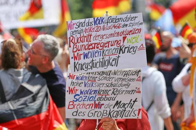 Berlin, Deutschland, 08.06.2026: Mitte: Demo gegen die Bundesregierung: Teilnehmer halten ein Schild, auf dem der Rücktritt der Bundesregierung gemäß Artikel 20 Absatz 4 Grundgesetz gefordert wird *** Berlin, Germany, 08 06 2026 Mitte Demonstration against the federal government Participants hold a sign demanding the resignation of the federal government in accordance with Article 20 Paragraph 4 of the Basic Law Copyright: xdtsxNachrichtenagenturx dts_121994