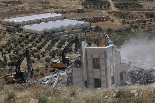 Israeli army demolishes Palestinian home in West Bank, leaving 5 homeless HEBRON, WEST BANK, PALESTINE - JUNE 08: Israeli army heavy machinery demolishes a 2-story Palestinian house, built on a 500-square-meter area and belonging to Nayif Abu Sneineh, as Israeli soldiers take security measures in Qalqas village, south of the West Bank city of Hebron, Palestine on June 08, 2026. The demolition leaves five family members homeless. Wisam Hashlamoun Anadolu Hebron West Bank. Editorial use only. Please get in touch for any other usage.  Copyright: x2026xAnadoluxWisamxHashlamounx