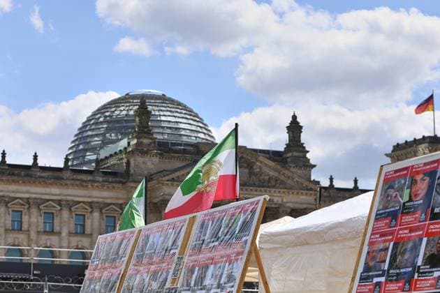 Berlin, Deutschland, 08.06.2026: Bundeskanzleramt: Mahnwache vor dem Bundestag: Mahnwache vor dem Bundestag *** Berlin, Germany, 08 06 2026 Federal Chancellery Vigil in front of the Bundestag Vigil in front of the Bundestag Copyright: xdtsxNachrichtenagenturx dts_122013