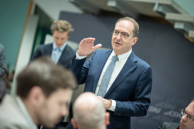 Bundesinnenminister Alexander Dobrindt führt nach der Bundesvorstandssitzung ein Hintergrundgespräch mit den anwesenden Journalisten;CDU Bundesvorstand und Gremiensitzungen am 08.06.2026, Berlin Berlin Deutschland Konrad-Adenauer-Haus, Bundespart *** Federal Minister of the Interior Alexander Dobrindt holds a background discussion with the journalists present after the Federal Executive Committee meeting CDU Federal Executive Committee and committee meetings on 08 06 2026, Berlin Berlin Germany Konrad Adenauer Haus, Bundespart