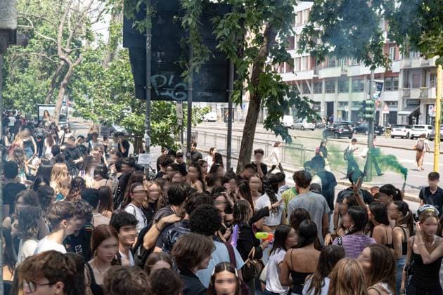 IPA85483533 - Milan, 8 6 26, Liceo Tenca , last day of school, kids celebrate with water guns, smoke bombs and uncorking champagne  Copyright: xGiuliaxSciaccax xGiuliaxSciaccax 85483533