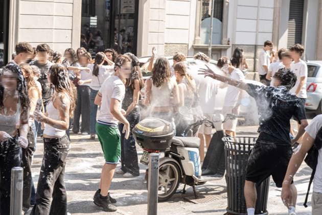 IPA85483571 - Milan, 8 6 26, Liceo Parini, last day of school, boys celebrate with foam, flour and water guns and smoke bombs.  Copyright: xGiuliaxSciaccax xGiuliaxSciaccax 85483571