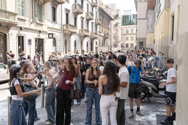 IPA85483584 - Milan, 8 6 26, Liceo Parini, last day of school, boys celebrate with foam, flour and water guns and smoke bombs.  Copyright: xGiuliaxSciaccax xGiuliaxSciaccax 85483584