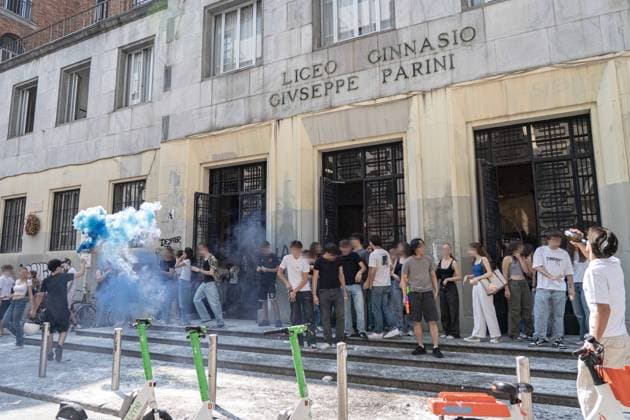 IPA85483592 - Milan, 8 6 26, Liceo Parini, last day of school, boys celebrate with foam, flour and water guns and smoke bombs.  Copyright: xGiuliaxSciaccax xGiuliaxSciaccax 85483592