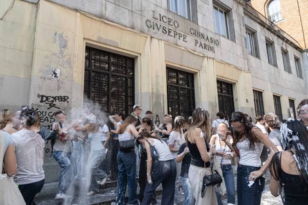 IPA85483611 - Milan, 8 6 26, Liceo Parini, last day of school, boys celebrate with foam, flour and water guns and smoke bombs.  Copyright: xGiuliaxSciaccax xGiuliaxSciaccax 85483611