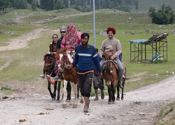 June 8, 2026, Ganderbal, Jammu And Kashmir, India: Tourists enjoy horse rides during a sunny day in Sonamarg.Kashmir is known for its charming beauty. It is surrounded by three mountain ranges of the Himalayas- Karakoram, Zanaskar and Pir Panjal, running from northwest to northeast. Ganderbal India - ZUMAz120 20260608_zip_z120_038 Copyright: xBasitxZargarx