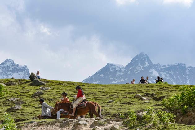 June 8, 2026, Ganderbal, Jammu And Kashmir, India: Tourists enjoy horse rides during a sunny day in Sonamarg.Kashmir is known for its charming beauty. It is surrounded by three mountain ranges of the Himalayas- Karakoram, Zanaskar and Pir Panjal, running from northwest to northeast. Ganderbal India - ZUMAz120 20260608_zip_z120_043 Copyright: xBasitxZargarx