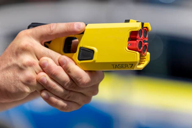 Ein Polizeibeamter hält einen Taser 7 während der Pilotphase-Präsentation in der Polizeiinspektion Schweinfurt am 8. Juni 2026. *** A police officer holds a Taser 7 during the pilot phase presentation at Schweinfurt police station on June 8, 2026 Copyright: HMBxMedia xHeikoxBecker