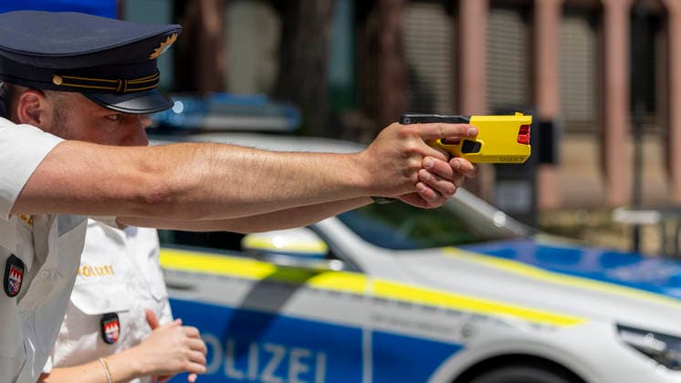 Ein Polizeibeamter zielt mit einem Taser 7 während der Pilotphase-Demonstration am 8. Juni 2026 in der Polizeiinspektion Schweinfurt. Das Distanz-Elektroimpulsgerät (DEIG) wird in einsatzbereiter Position gehalten und auf ein Ziel ausgerichtet. *** A police officer aims a Taser 7 during the pilot phase demonstration at Schweinfurt police station on June 8, 2026 The DEIG distance electro impulse device is held in a ready-to-use position and aimed at a target Copyright: HMBxMedia xHeikoxBecker