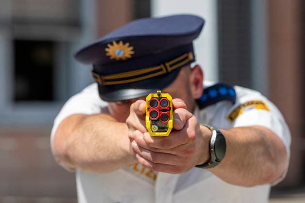 Ein Polizeibeamter zielt mit einem Taser 7 während der Pilotphase-Demonstration am 8. Juni 2026 in der Polizeiinspektion Schweinfurt. Das Distanz-Elektroimpulsgerät (DEIG) wird in einsatzbereiter Position gehalten und auf ein Ziel ausgerichtet. *** A police officer aims a Taser 7 during the pilot phase demonstration at Schweinfurt police station on June 8, 2026 The DEIG distance electro impulse device is held in a ready-to-use position and aimed at a target Copyright: HMBxMedia xHeikoxBecker