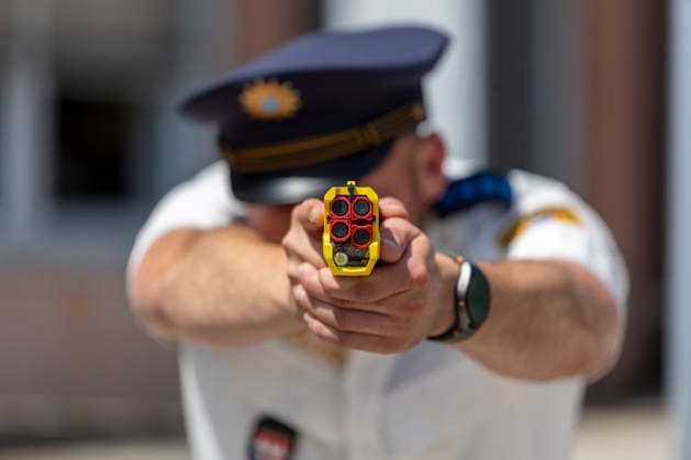 Ein Polizeibeamter zielt mit einem Taser 7 während der Pilotphase-Demonstration am 8. Juni 2026 in der Polizeiinspektion Schweinfurt. Das Distanz-Elektroimpulsgerät (DEIG) wird in einsatzbereiter Position gehalten und auf ein Ziel ausgerichtet. *** A police officer aims a Taser 7 during the pilot phase demonstration at Schweinfurt police station on June 8, 2026 The DEIG distance electro impulse device is held in a ready-to-use position and aimed at a target Copyright: HMBxMedia xHeikoxBecker