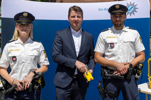 Innenstaatssekretär Sandro Kirchner präsentiert die neue Pilotphase zur Ausweitung des Taser-Einsatzes (Distanz-Elektroimpulsgeräte, DEIG) bei der Bayerischen Polizei am 8.6.2026 in Schweinfurt. *** State Secretary of the Interior Sandro Kirchner presents the new pilot phase to expand the use of Taser distance electro-pulse devices, DEIG at the Bavarian Police on 8 6 2026 in Schweinfurt Copyright: HMBxMedia xHeikoxBecker