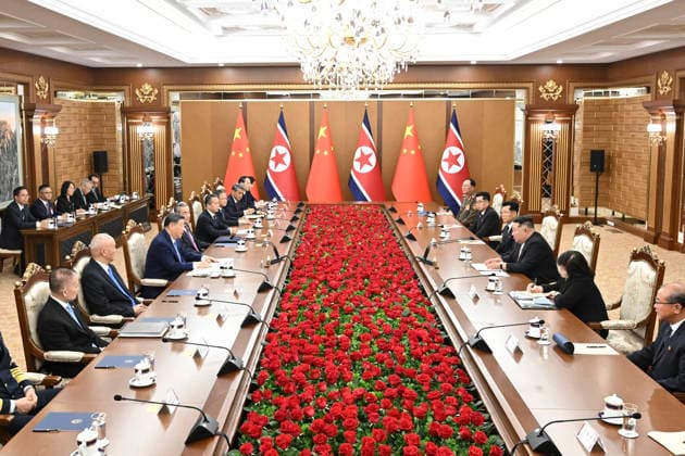 (260608) -- PYONGYANG, June 8, 2026 -- Xi Jinping, general secretary of the Communist Party of China Central Committee and Chinese president, holds talks with Kim Jong Un, general secretary of the Workers Party of Korea and president of the State Affairs of the Democratic People s Republic of Korea (DPRK), at the Kumsusan State Guesthouse in Pyongyang, the DPRK, June 8, 2026. ) DPRK-PYONGYANG-CHINA-XI JINPING-KIM JONG UN-TALKS LixXiang 