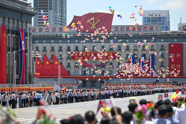 (260608) -- PYONGYANG, June 8, 2026 -- People welcome General Secretary of the Communist Party of China Central Committee and Chinese President Xi Jinping in Pyongyang, the Democratic People s Republic of Korea (DPRK), on June 8, 2026. Xi arrived in Pyongyang on Monday for a state visit to the DPRK. ) DPRK-PYONGYANG-CHINA-XI JINPING-STATE VISIT-ARRIVAL-WELCOME LixXiang 