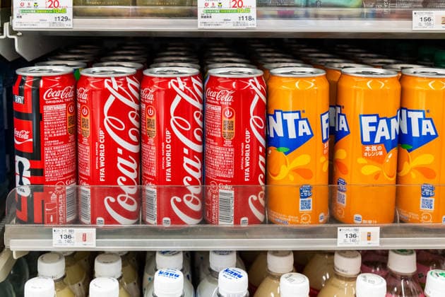 Tokyo, Japan June 7, 2026: Cans of Coca-Cola and Fanta sit on a refrigerated shelf in a Tokyo store. Soft drinks are among the world™s best-selling beverages and are regularly the subject of debates about sugar consumption, nutrition policy, and potential sugar taxes *** Dosen von Coca-Cola und Fanta stehen in einem gekühlten Verkaufsregal eines Geschäfts in Tokio. Softdrinks zählen weltweit zu den meistverkauften Erfrischungsgetränken und stehen regelmäßig im Fokus von Debatten über Zuckerkonsum, Ernährungspolitik und mögliche Zuckersteuern