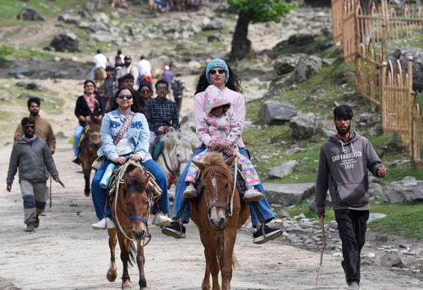 Tourists enjoy a horse ride at the tourist spot Sonmarg Ganderbal Jammu and Kashmir , Jun 08 (ANI): Tourists enjoy a horse ride at the tourist spot Sonmarg, in Ganderbal on Monday. Ganderbal Jammu and Kashmir India Copyright: xANIx ANI_20260608297