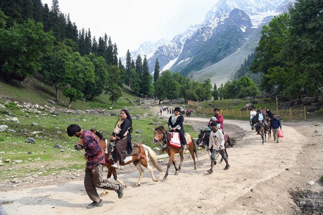 Tourists enjoy a horse ride at the tourist spot Sonmarg Ganderbal Jammu and Kashmir , Jun 08 (ANI): Tourists enjoy a horse ride at the tourist spot Sonmarg, in Ganderbal on Monday. Ganderbal Jammu and Kashmir India Copyright: xANIx ANI_20260608320