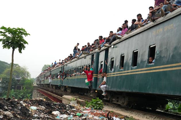 June 7, 2026, Mymensing, Mymensing, Bangladesh: At the end of the Eid al Adha holidays, thousands of people travel from Mymensingh to the capital, Dhaka, with many risking their lives by riding on the rooftops of overcrowded trains to return to work. Many are low-income garment workers who choose the dangerous journey as a cheaper means of transportation after the holidays. Mymensing Bangladesh  - ZUMAk174 20260607_zip_k174_006 Copyright: xSyedxMahabubulxKaderx