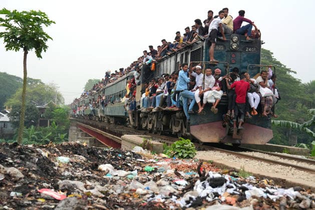 June 7, 2026, Mymensing, Mymensing, Bangladesh: At the end of the Eid al Adha holidays, thousands of people travel from Mymensingh to the capital, Dhaka, with many risking their lives by riding on the rooftops of overcrowded trains to return to work. Many are low-income garment workers who choose the dangerous journey as a cheaper means of transportation after the holidays. Mymensing Bangladesh  - ZUMAk174 20260607_zip_k174_007 Copyright: xSyedxMahabubulxKaderx