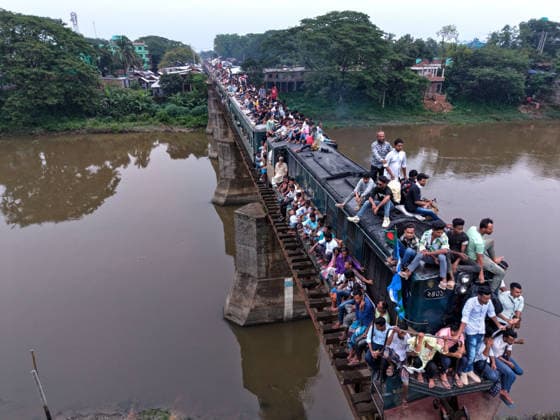 June 7, 2026, Mymensing, Mymensing, Bangladesh: At the end of the Eid al Adha holidays, thousands of people travel from Mymensingh to the capital, Dhaka, with many risking their lives by riding on the rooftops of overcrowded trains to return to work. Many are low-income garment workers who choose the dangerous journey as a cheaper means of transportation after the holidays. Mymensing Bangladesh  - ZUMAk174 20260607_zip_k174_008 Copyright: xSyedxMahabubulxKaderx