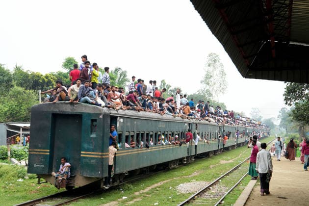 June 7, 2026, Mymensing, Mymensing, Bangladesh: At the end of the Eid al Adha holidays, thousands of people travel from Mymensingh to the capital, Dhaka, with many risking their lives by riding on the rooftops of overcrowded trains to return to work. Many are low-income garment workers who choose the dangerous journey as a cheaper means of transportation after the holidays. Mymensing Bangladesh - ZUMAk174 20260607_zip_k174_009 Copyright: xSyedxMahabubulxKaderx
