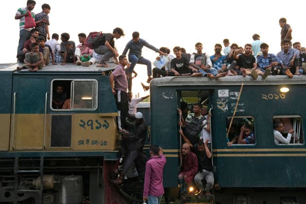 June 7, 2026, Mymensing, Mymensing, Bangladesh: At the end of the Eid al Adha holidays, thousands of people travel from Mymensingh to the capital, Dhaka, with many risking their lives by riding on the rooftops of overcrowded trains to return to work. Many are low-income garment workers who choose the dangerous journey as a cheaper means of transportation after the holidays. Mymensing Bangladesh - ZUMAk174 20260607_zip_k174_003 Copyright: xSyedxMahabubulxKaderx