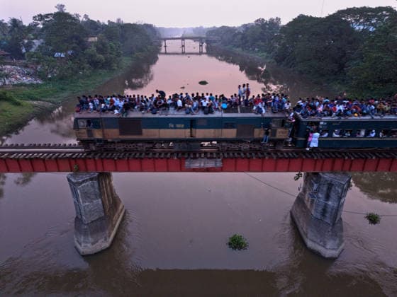June 7, 2026, Mymensing, Mymensing, Bangladesh: At the end of the Eid al Adha holidays, thousands of people travel from Mymensingh to the capital, Dhaka, with many risking their lives by riding on the rooftops of overcrowded trains to return to work. Many are low-income garment workers who choose the dangerous journey as a cheaper means of transportation after the holidays. Mymensing Bangladesh - ZUMAk174 20260607_zip_k174_004 Copyright: xSyedxMahabubulxKaderx