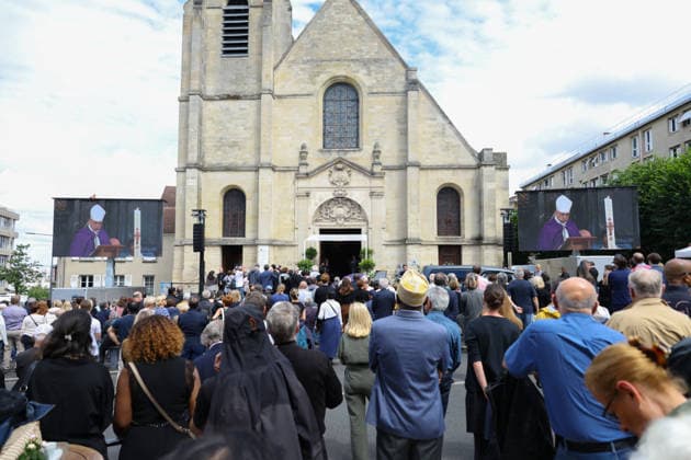 Andre Santini Funeral - Issy-les-Moulineaux Funeral ceremony of Mayor of Issy-les-Moulineaux Andre Santini at the Saint-Etienne church in Issy-les-Moulineaux near Paris, France on June 8, 2026. Andre Santini died on June 1, 2026, aged 85. Photo by Nasser Berzane ABACAPRESS.COM Issy-les-Moulineaux France  Copyright: xBerzanexNasser ABACAx